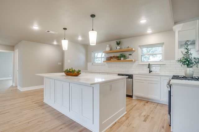 103 Vanshire Road W, Lakeside, TX 76108