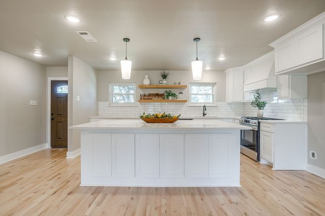 103 Vanshire Road W, Lakeside, TX 76108