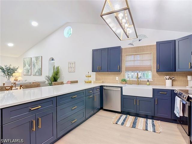 812 102nd AVE N, Naples, FL 34108