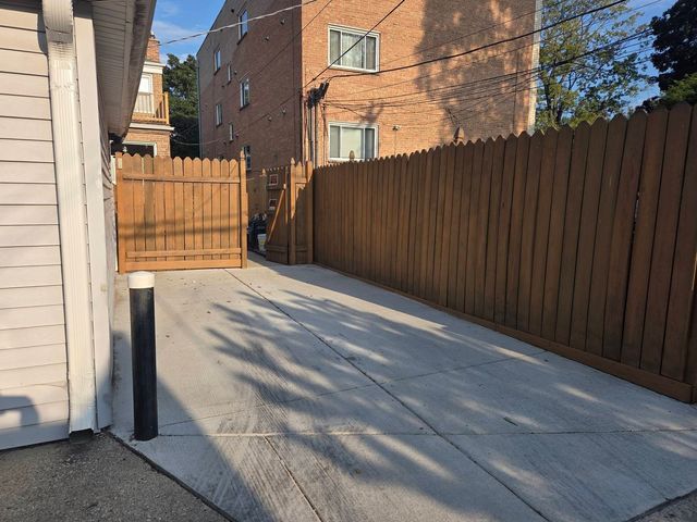 5706 N Mozart Street, Chicago, IL 60659