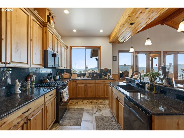 1757 RIDDLE BY PASS Rd, Riddle, OR 97469