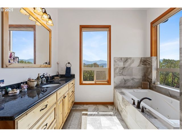 1757 RIDDLE BY PASS Rd, Riddle, OR 97469