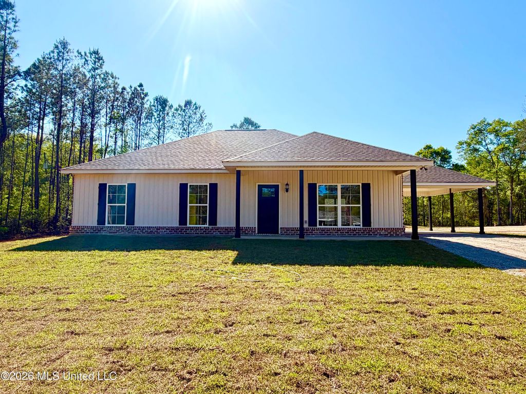 471 White Chapel Road, Carriere, MS 39426