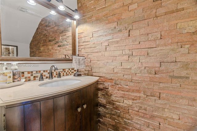 16424 NE 26th Ave 4, North Miami Beach, FL 33160