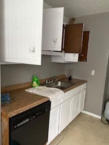 7461 Dolphin, Redford, MI 48239