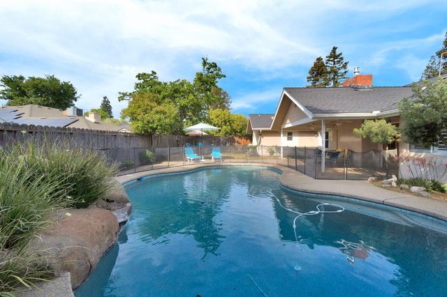 1367 E Decatur Avenue, Fresno, CA 93720