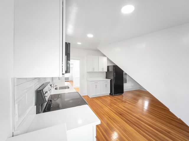 100 Chestnut Avenue 3, Boston, MA 02130