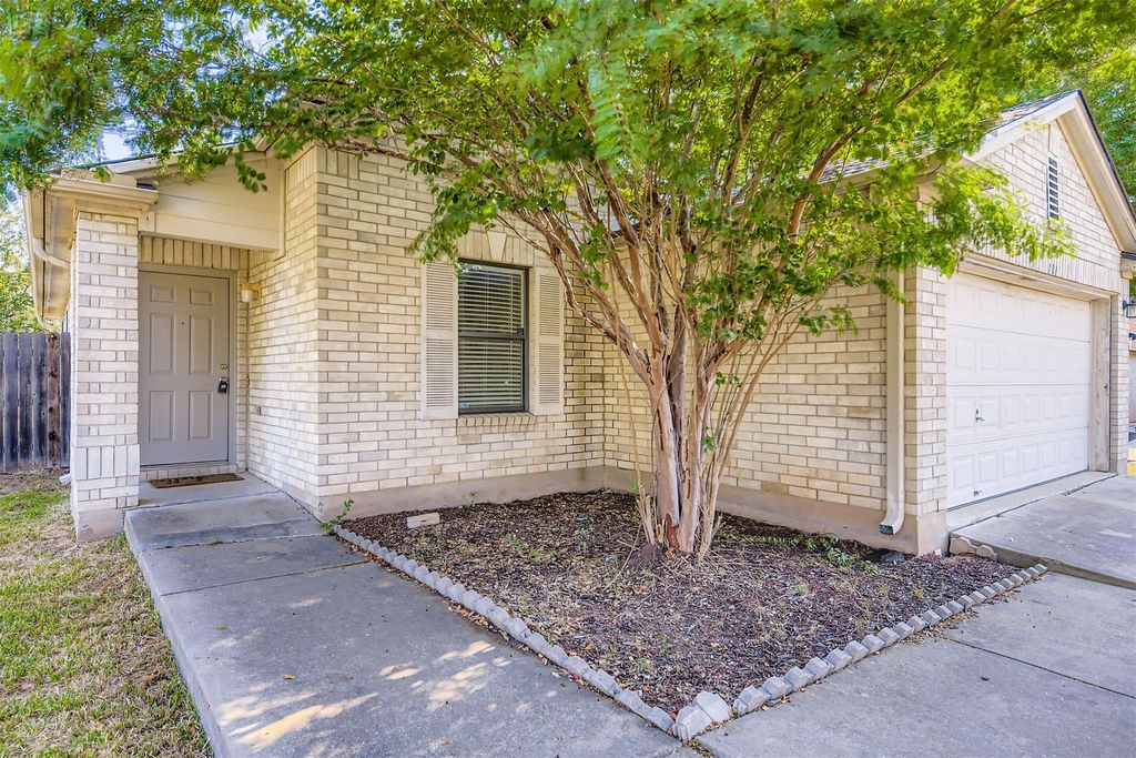 101 Bandara Woods BLVD, Elgin, TX 78621