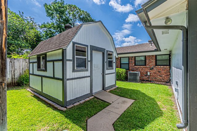 2211 Clover Park Drive, Arlington, TX 76013