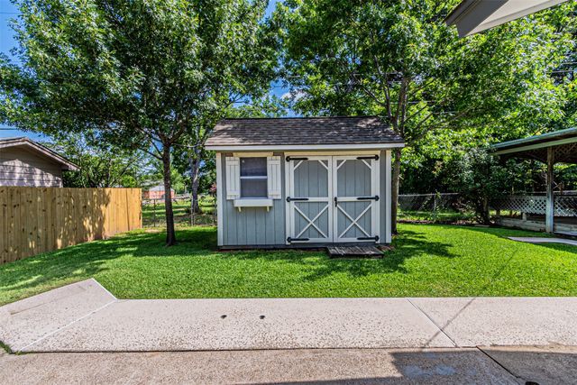 2211 Clover Park Drive, Arlington, TX 76013