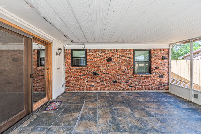 2211 Clover Park Drive, Arlington, TX 76013