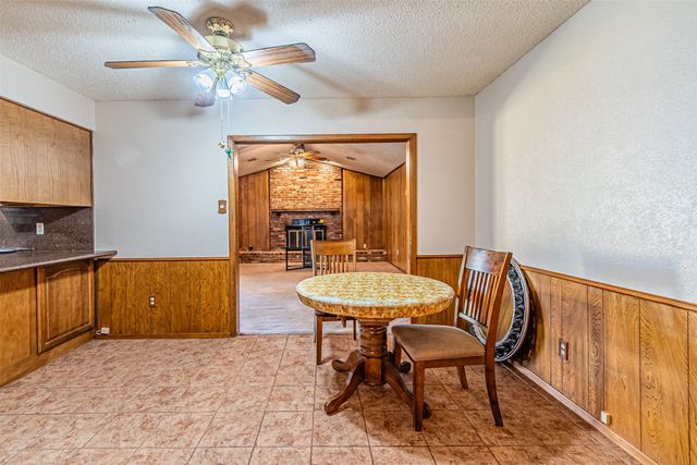 2211 Clover Park Drive, Arlington, TX 76013