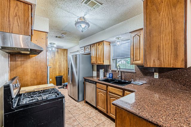 2211 Clover Park Drive, Arlington, TX 76013