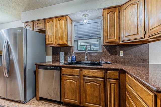 2211 Clover Park Drive, Arlington, TX 76013