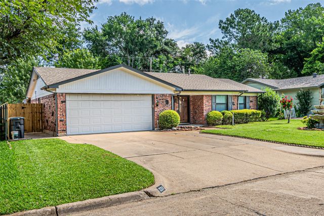 2211 Clover Park Drive, Arlington, TX 76013