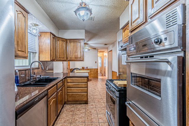 2211 Clover Park Drive, Arlington, TX 76013