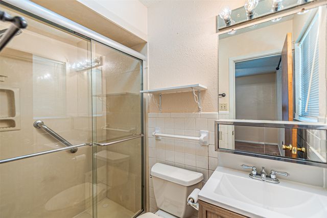 2211 Clover Park Drive, Arlington, TX 76013