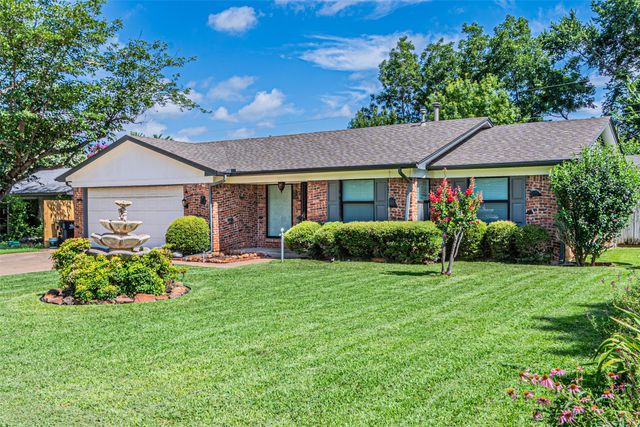 2211 Clover Park Drive, Arlington, TX 76013