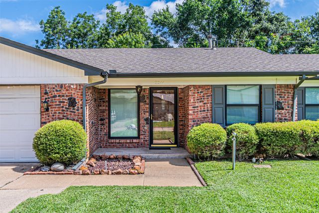 2211 Clover Park Drive, Arlington, TX 76013