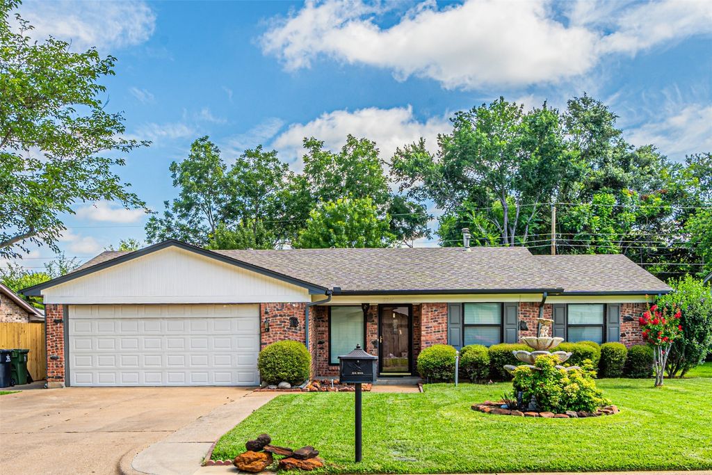 2211 Clover Park Drive, Arlington, TX 76013