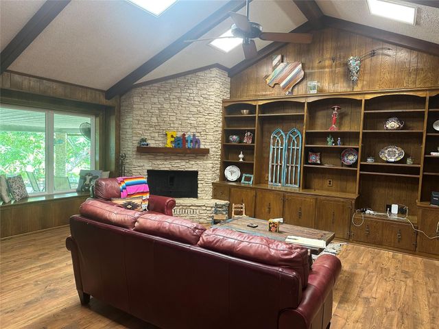 1188 E Oak Street, La Grange, TX 78945
