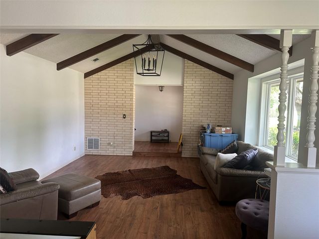 1188 E Oak Street, La Grange, TX 78945
