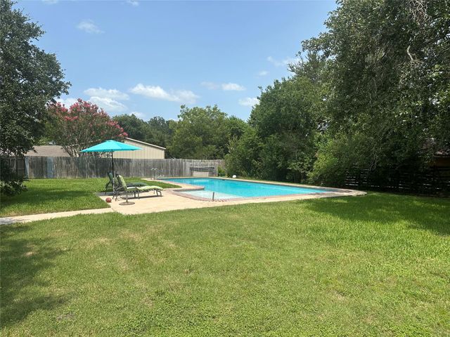 1188 E Oak Street, La Grange, TX 78945
