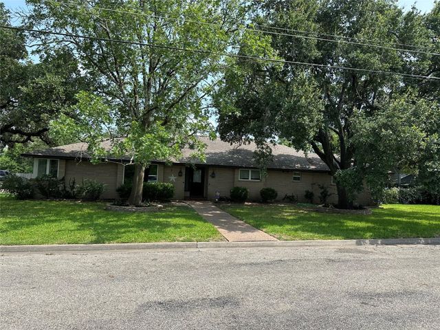 1188 E Oak Street, La Grange, TX 78945
