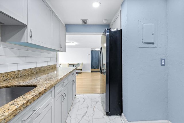 5600 N Flagler Drive 407, West Palm Beach, FL 33407