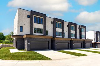 2738 Fleur Drive 23, Des Moines, IA 50321