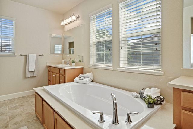 566 W Bonaventure Ave, Mountain House, CA 95391