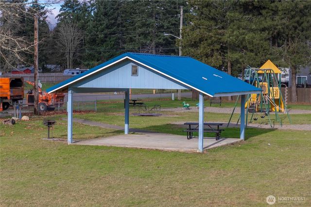 733 Tipsoo Loop S, Rainier, WA 98576