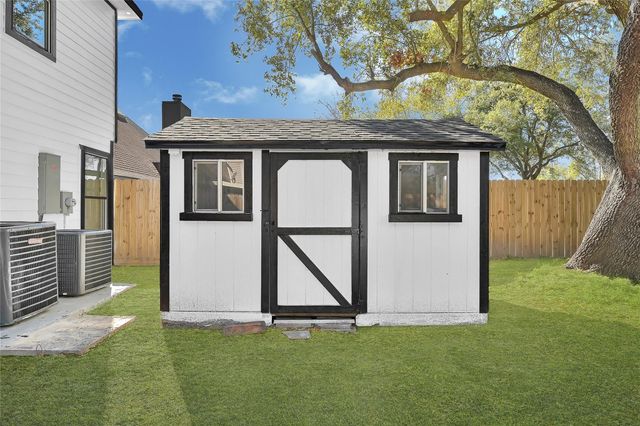 9026 Lawncliff Lane, Houston, TX 77040