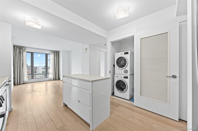 138-35 39th Avenue 13E, Flushing, NY 11354