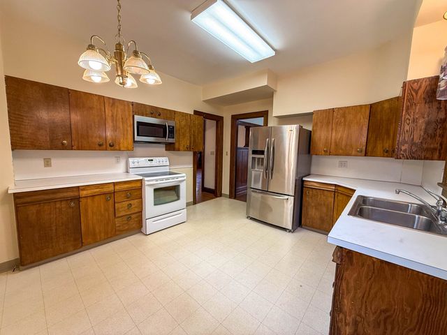 703 MAIN ST S, Minot, ND 58701