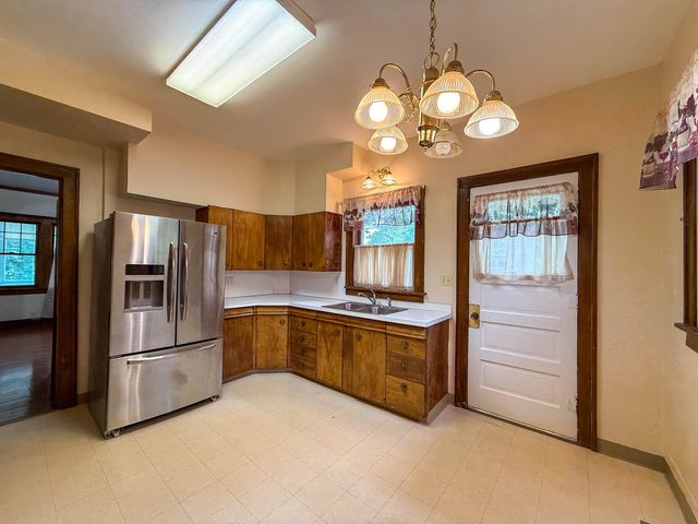 703 MAIN ST S, Minot, ND 58701