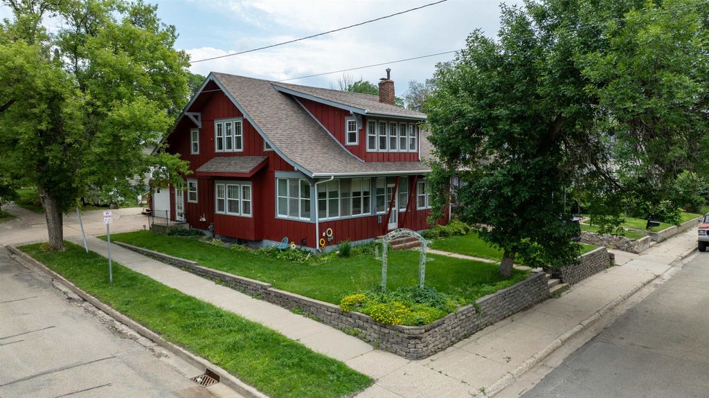 703 MAIN ST S, Minot, ND 58701