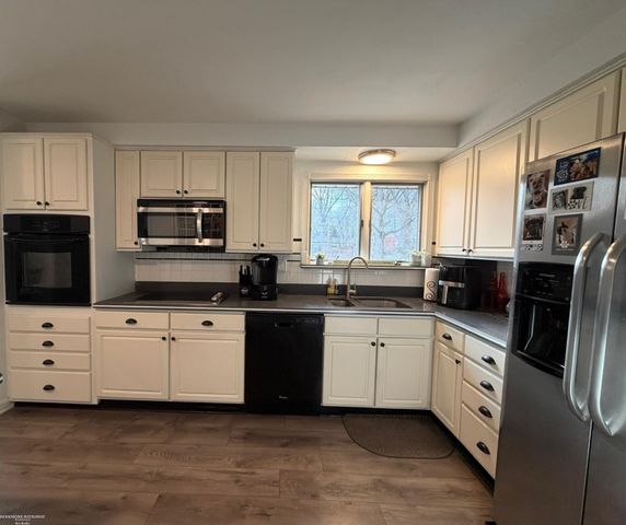 28357 New Castle Road, Farmington, MI 48331