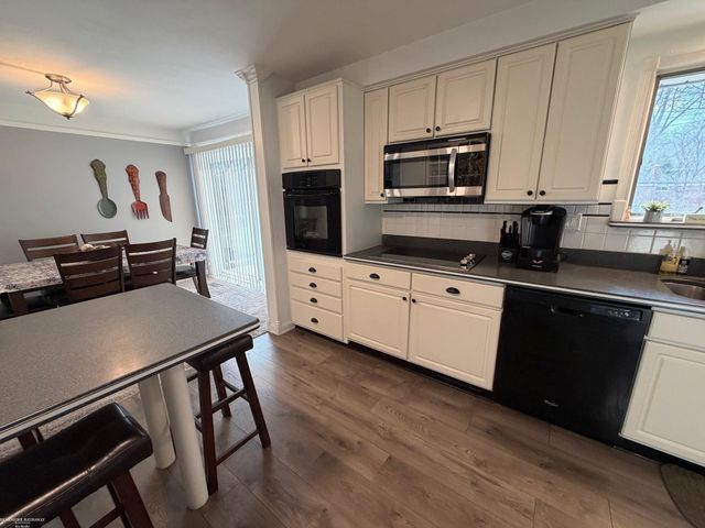 28357 New Castle Road, Farmington, MI 48331