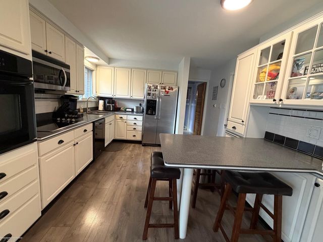 28357 New Castle Road, Farmington, MI 48331