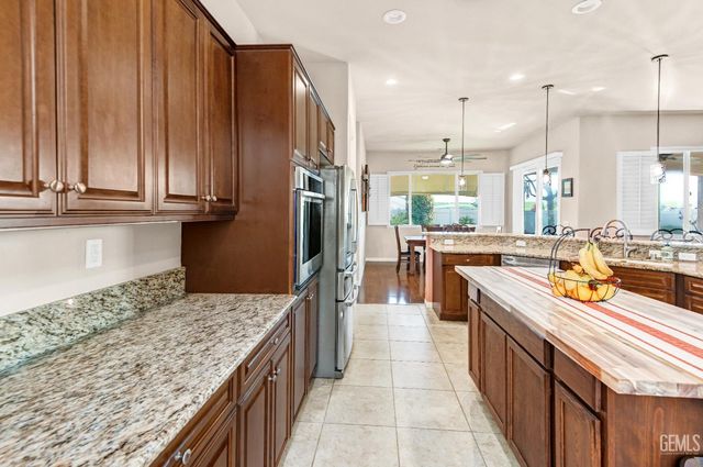 14011 Sandstone Peak Drive, Bakersfield, CA 93306