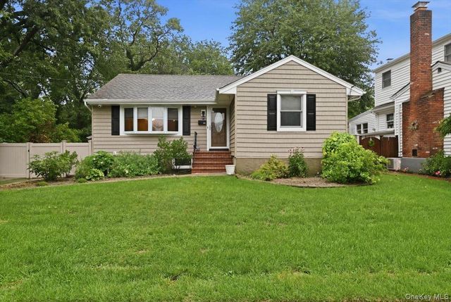 195 Scarcliffe Drive, Malverne, NY 11565