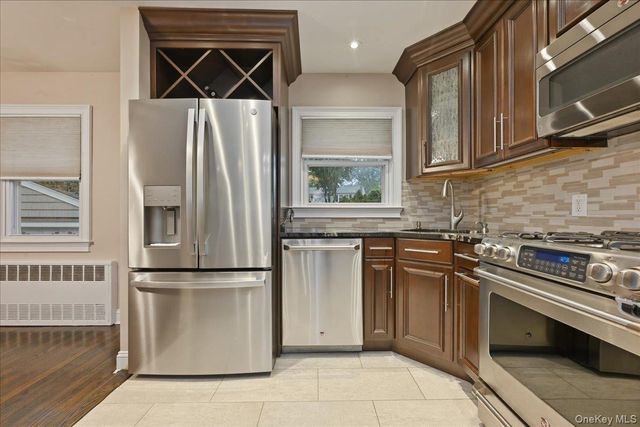 195 Scarcliffe Drive, Malverne, NY 11565