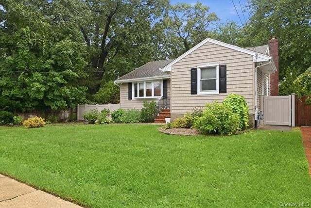 195 Scarcliffe Drive, Malverne, NY 11565