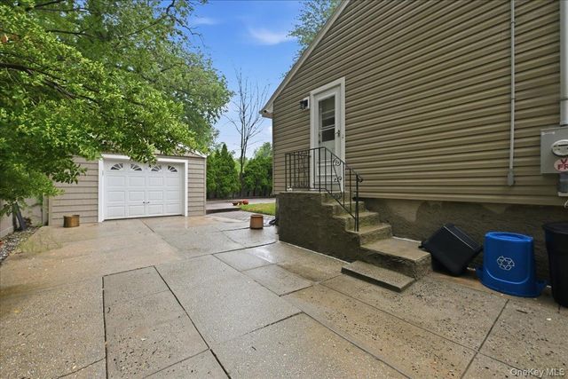 195 Scarcliffe Drive, Malverne, NY 11565