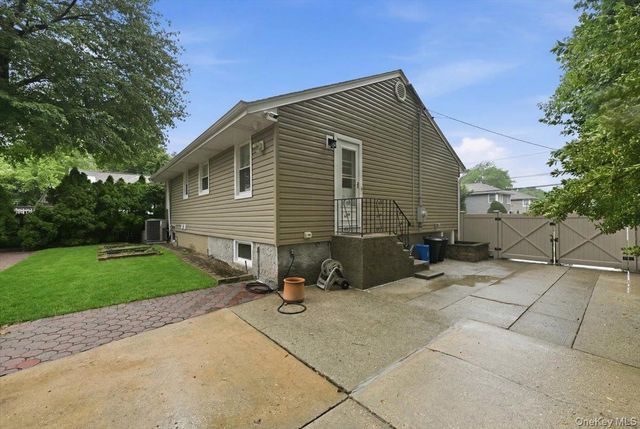 195 Scarcliffe Drive, Malverne, NY 11565