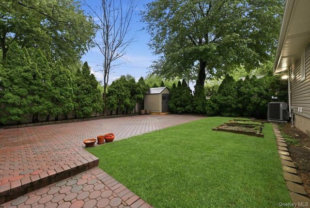 195 Scarcliffe Drive, Malverne, NY 11565