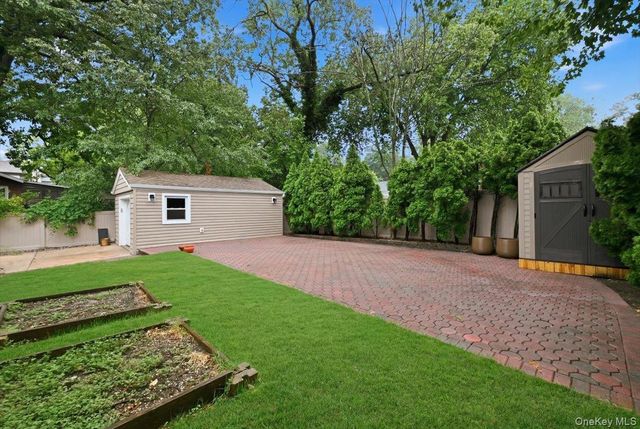 195 Scarcliffe Drive, Malverne, NY 11565