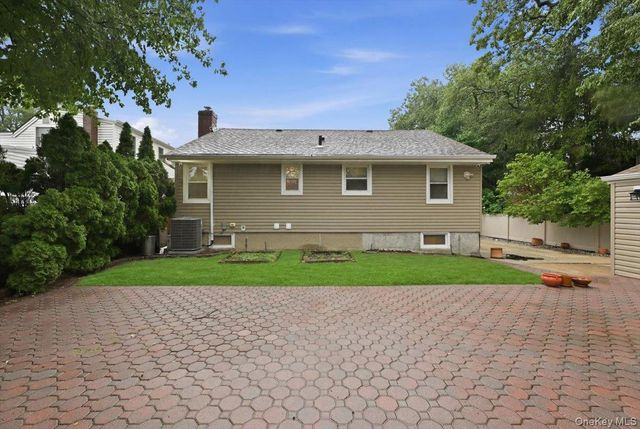 195 Scarcliffe Drive, Malverne, NY 11565