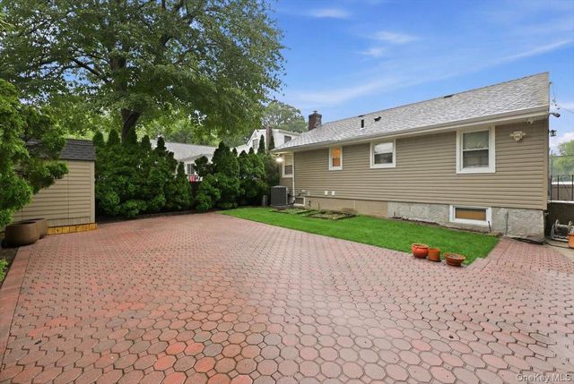 195 Scarcliffe Drive, Malverne, NY 11565